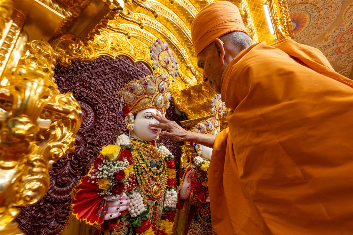Swamishri performs pujan of Shri Akshar-Purushottam Maharaj