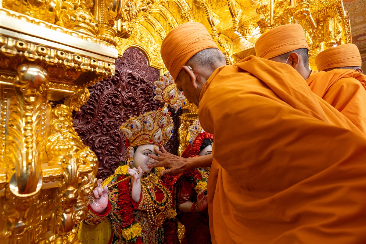 Swamishri performs pujan of Bhagwan Shri Krishna and Shri Radhaji
