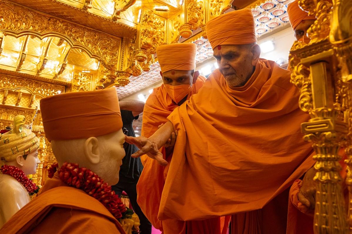 Swamishri performs pujan of Brahmaswarup Yogiji Maharaj