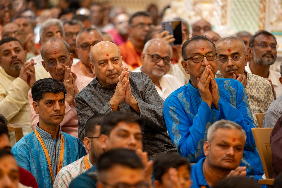 Devotees during the pratishtha rituals