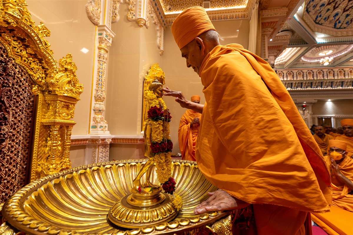 Swamishri performs pujan of Shri Nilkanth Varni
