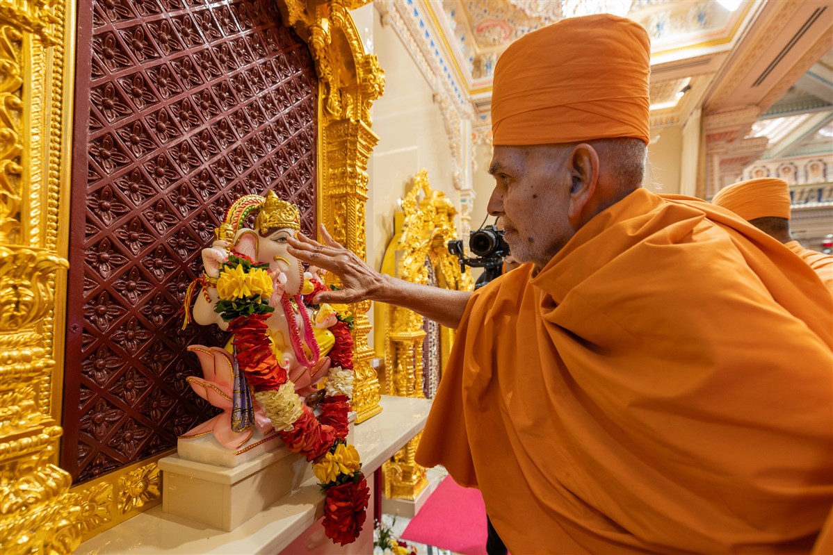 Swamishri performs pujan of Shri Ganeshji