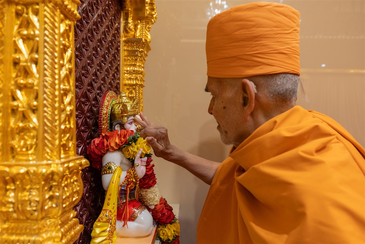 Swamishri performs pujan of Shri Hanumanji