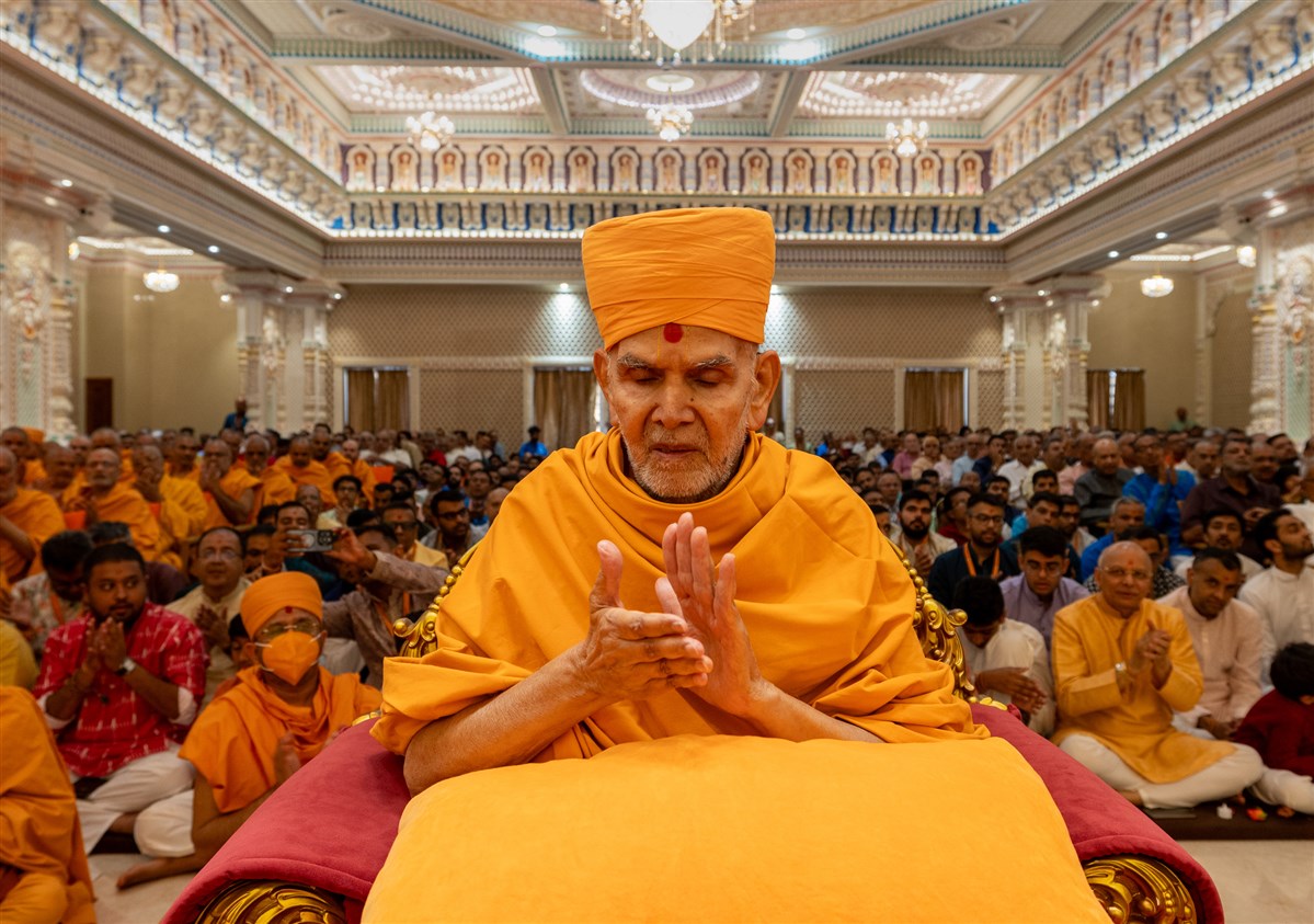 Swamishri chants the Swaminarayan dhun