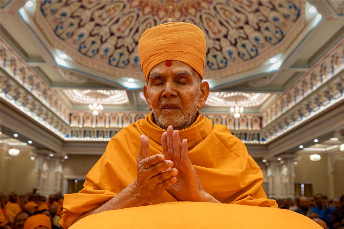 Swamishri chants the Swaminarayan dhun