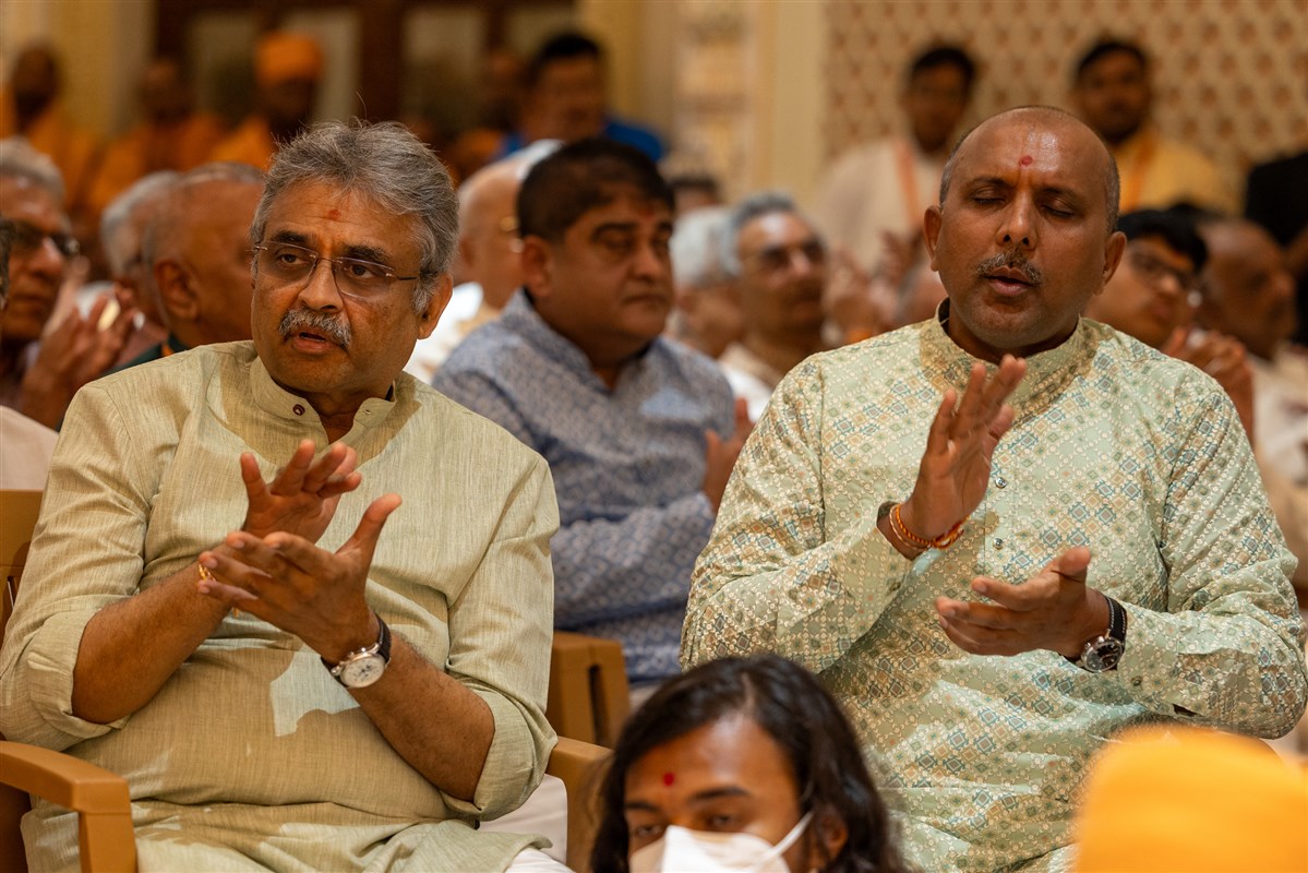 Devotees chant the Swaminarayan dhun