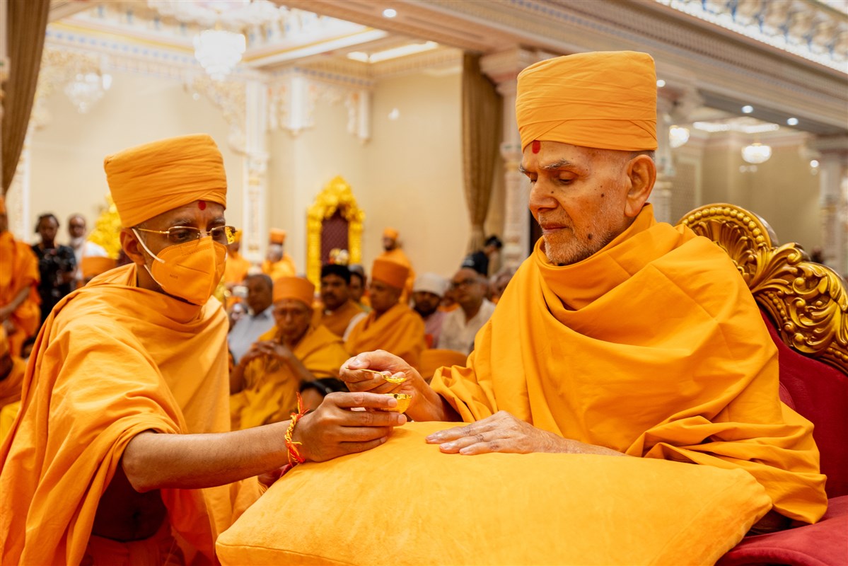 Swamishri performs the murti-pratishtha rituals