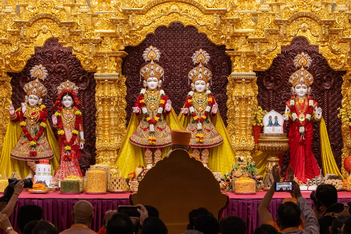 Swamishri performs the murti-pratishtha rituals