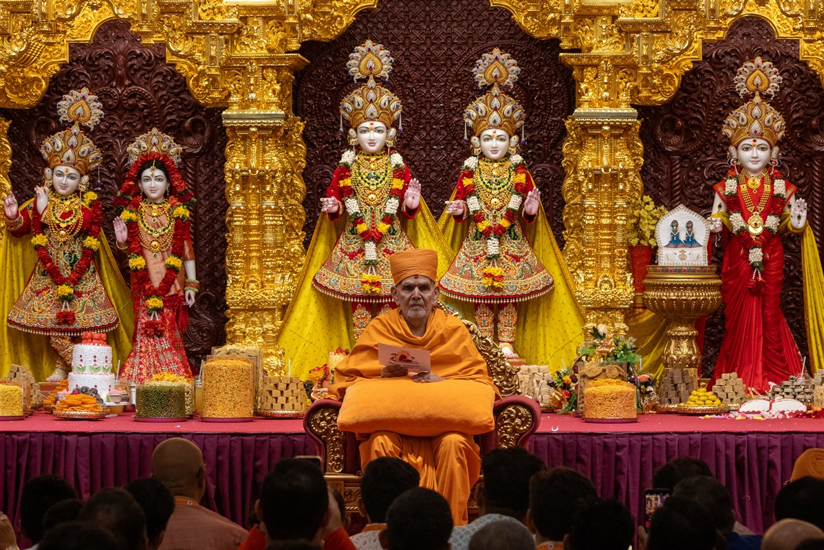 Swamishri blesses the assembly