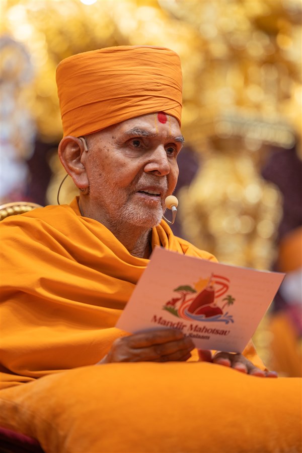Swamishri blesses the assembly