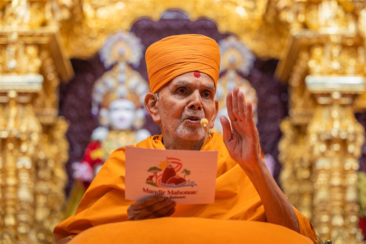 Swamishri blesses the assembly
