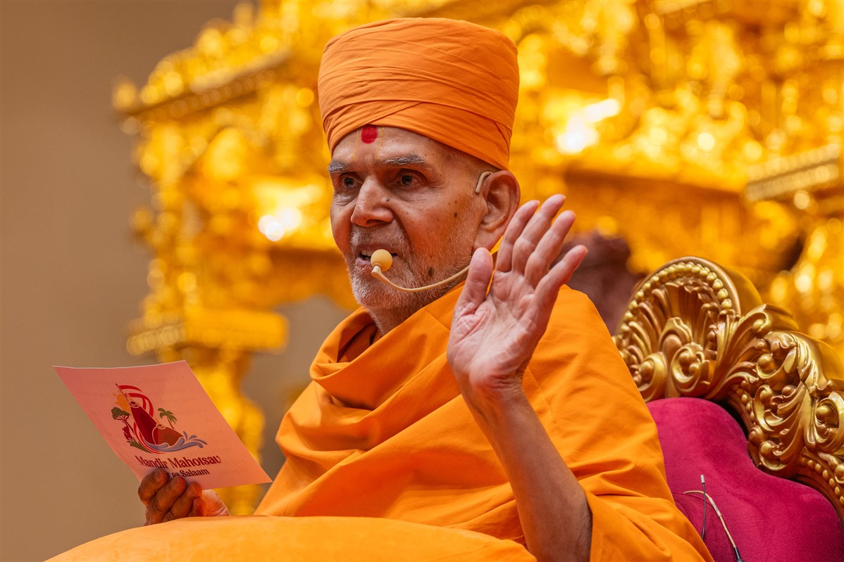 Swamishri blesses the assembly