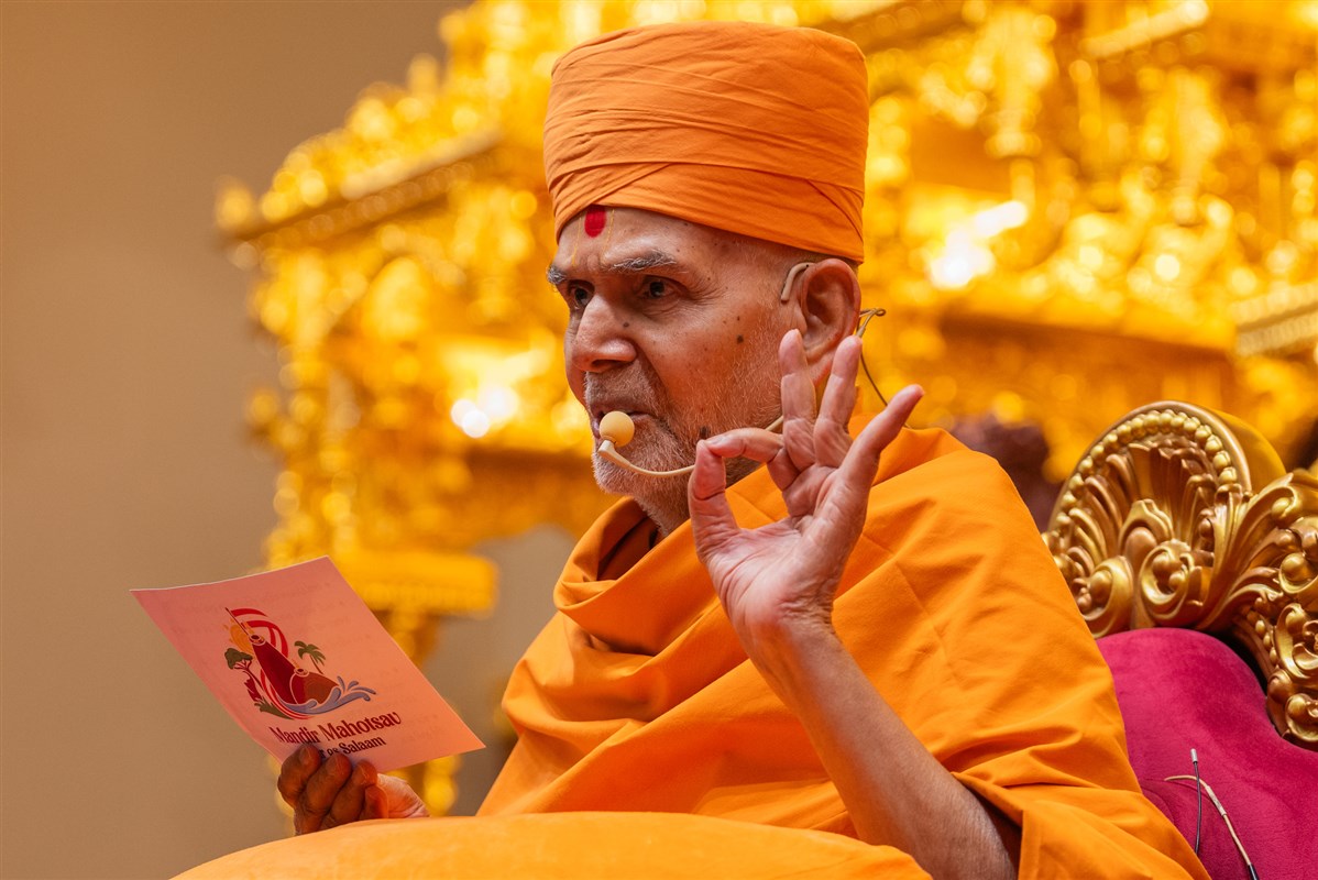 Swamishri blesses the assembly