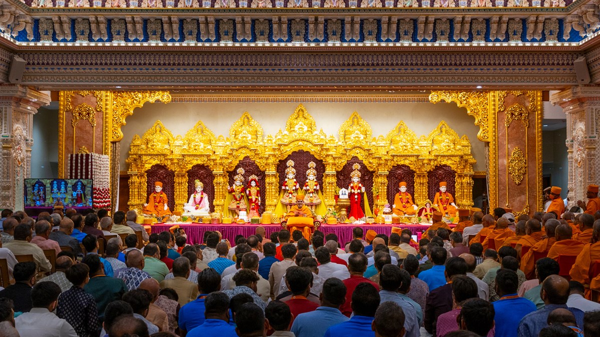 Devotees during the assembly