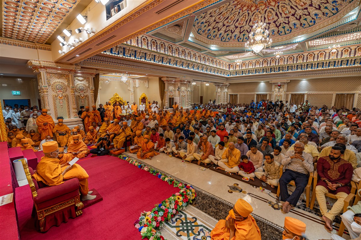 Devotees during the assembly