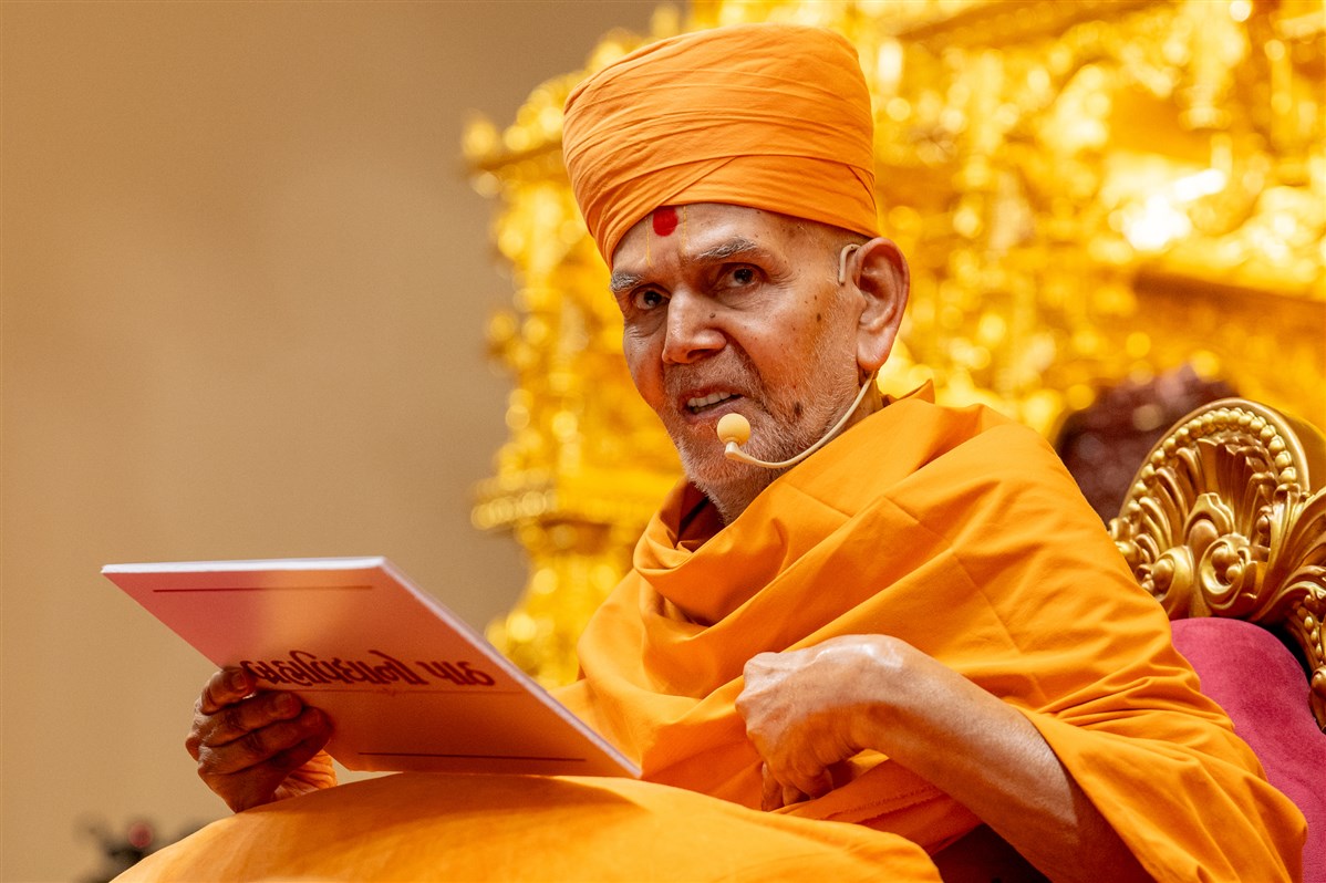 Swamishri blesses the assembly