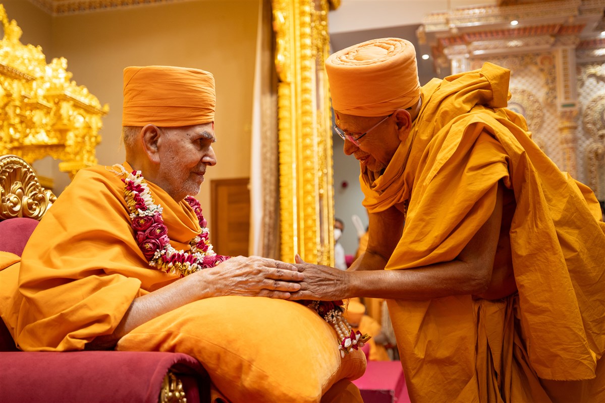 Pujya Tyagvallabh Swami honors Swamishri with a garland
