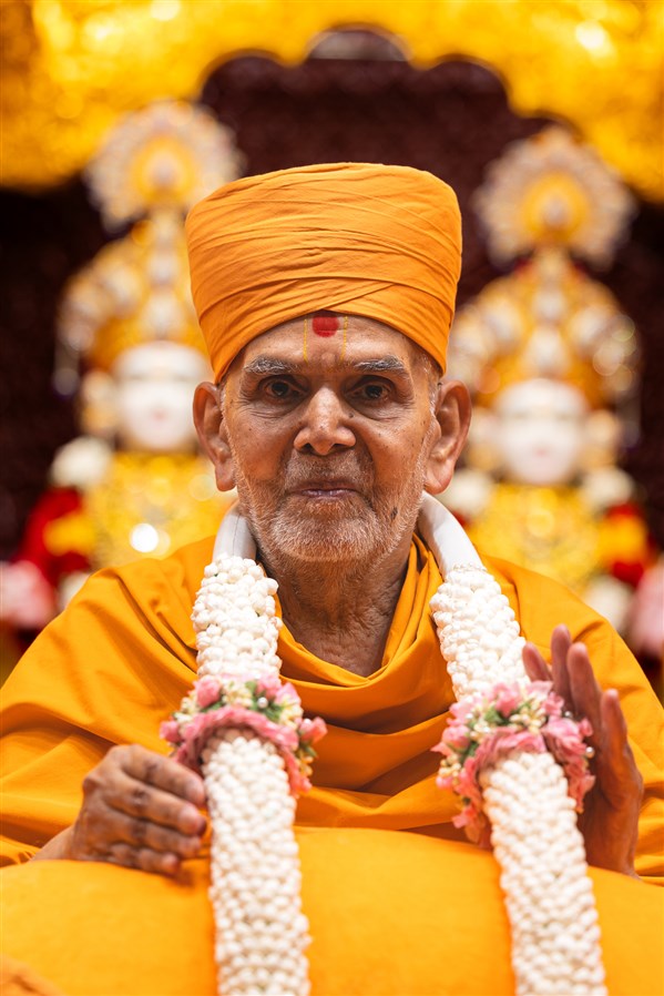 Swamishri honored with a garland