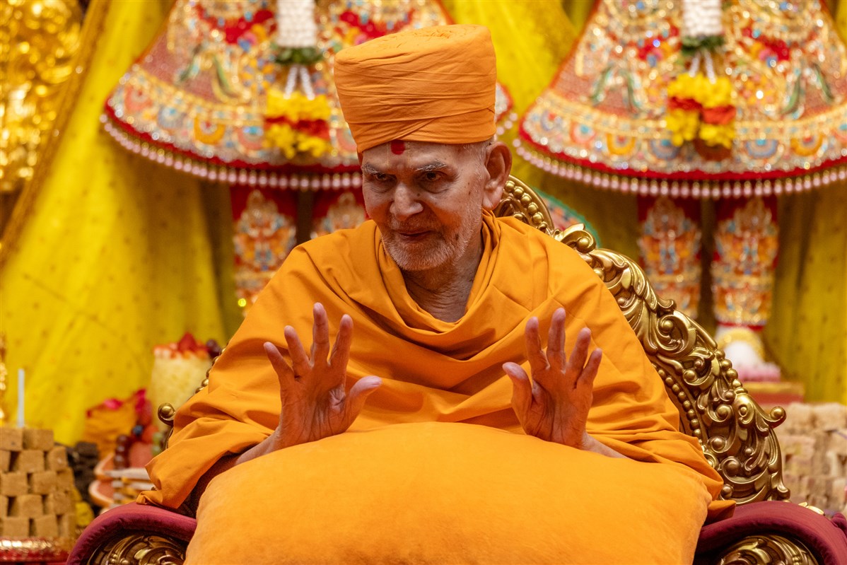 Swamishri blesses all