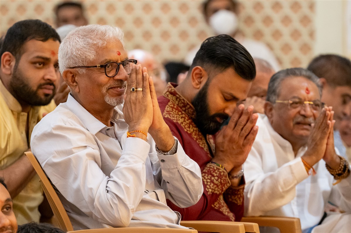 Devotees doing darshan of Swamishri