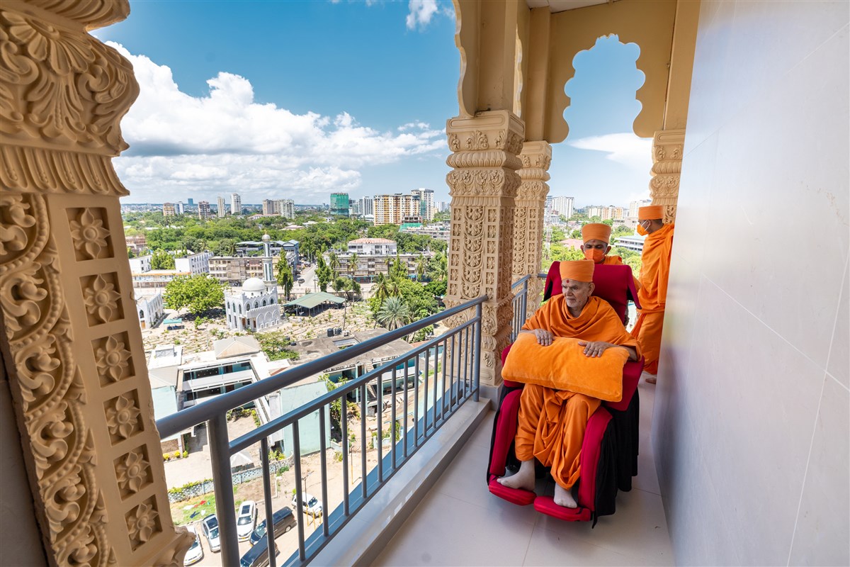 Swamishri on his way to the assembly hall