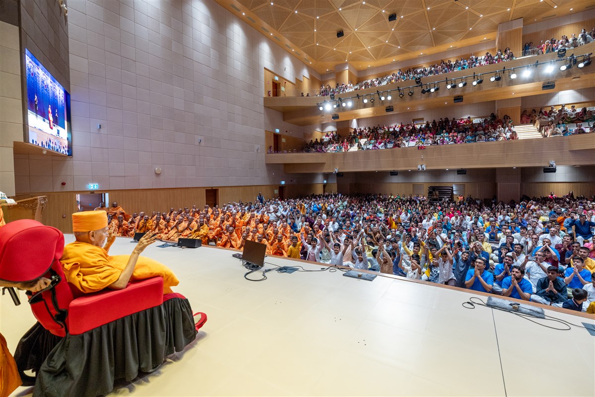 Swamishri blesses all