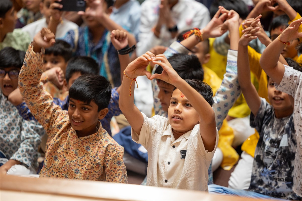 Children doing darshan of Swamishri