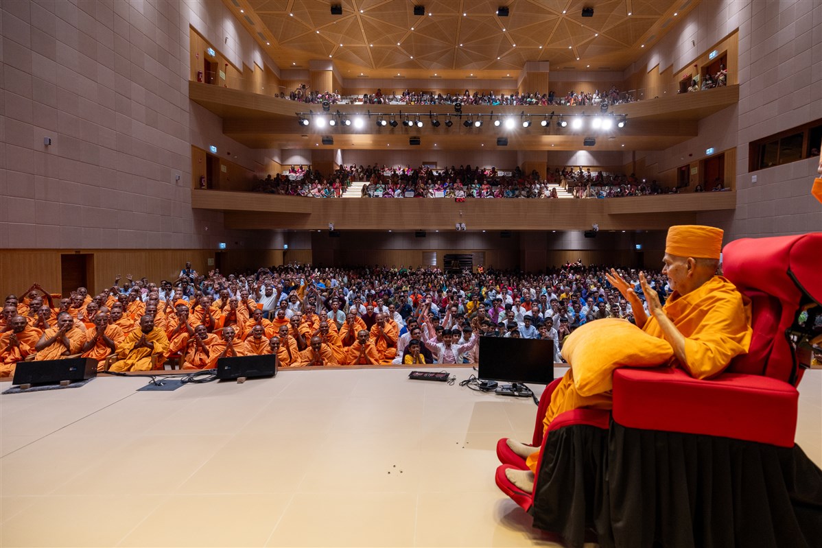 Swamishri blesses all