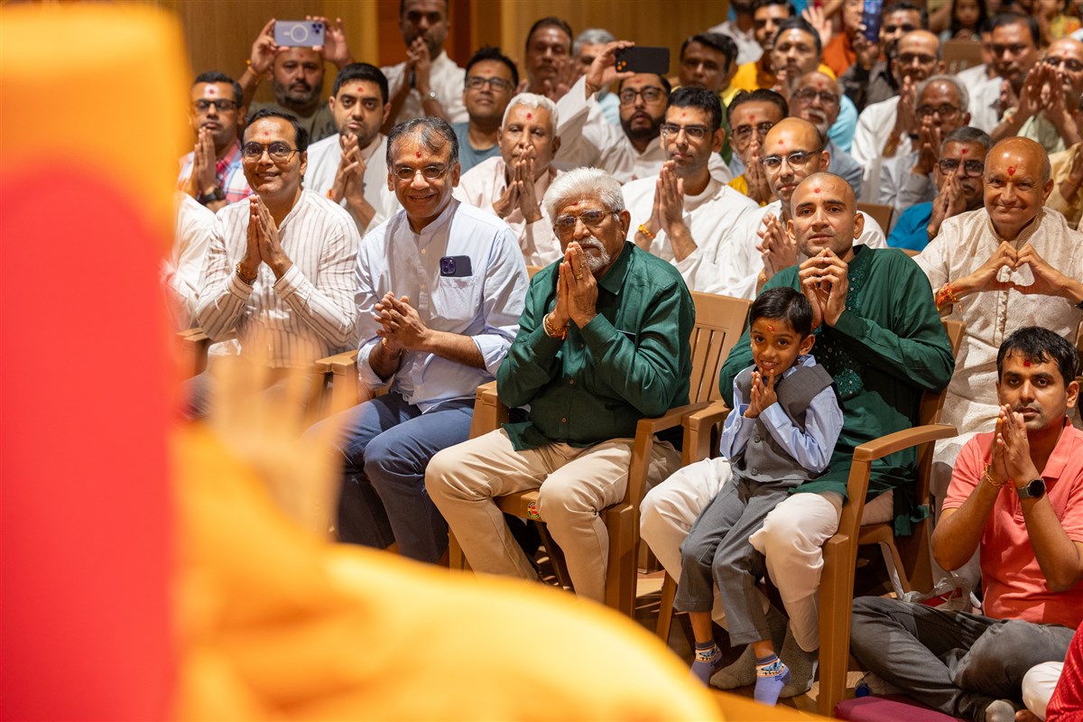 Devotees doing darshan of Swamishri