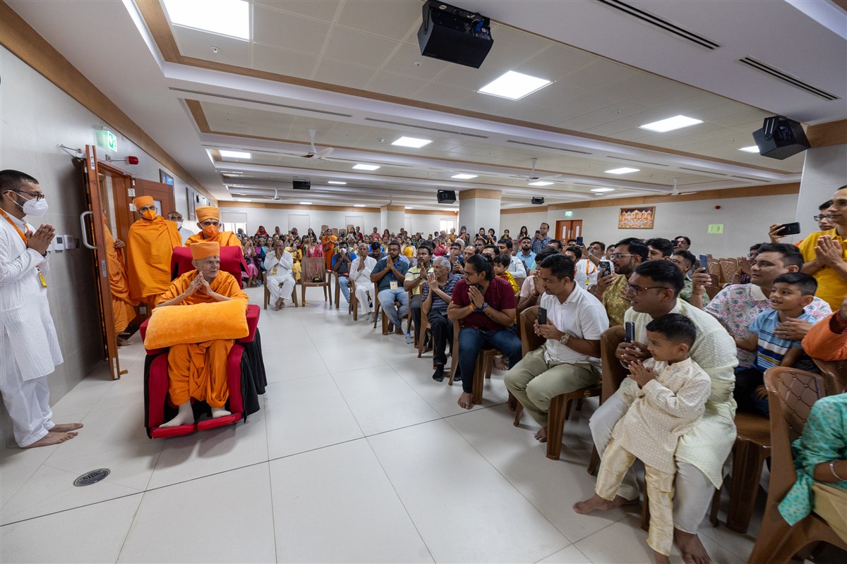 Swamishri greets all with folded hands