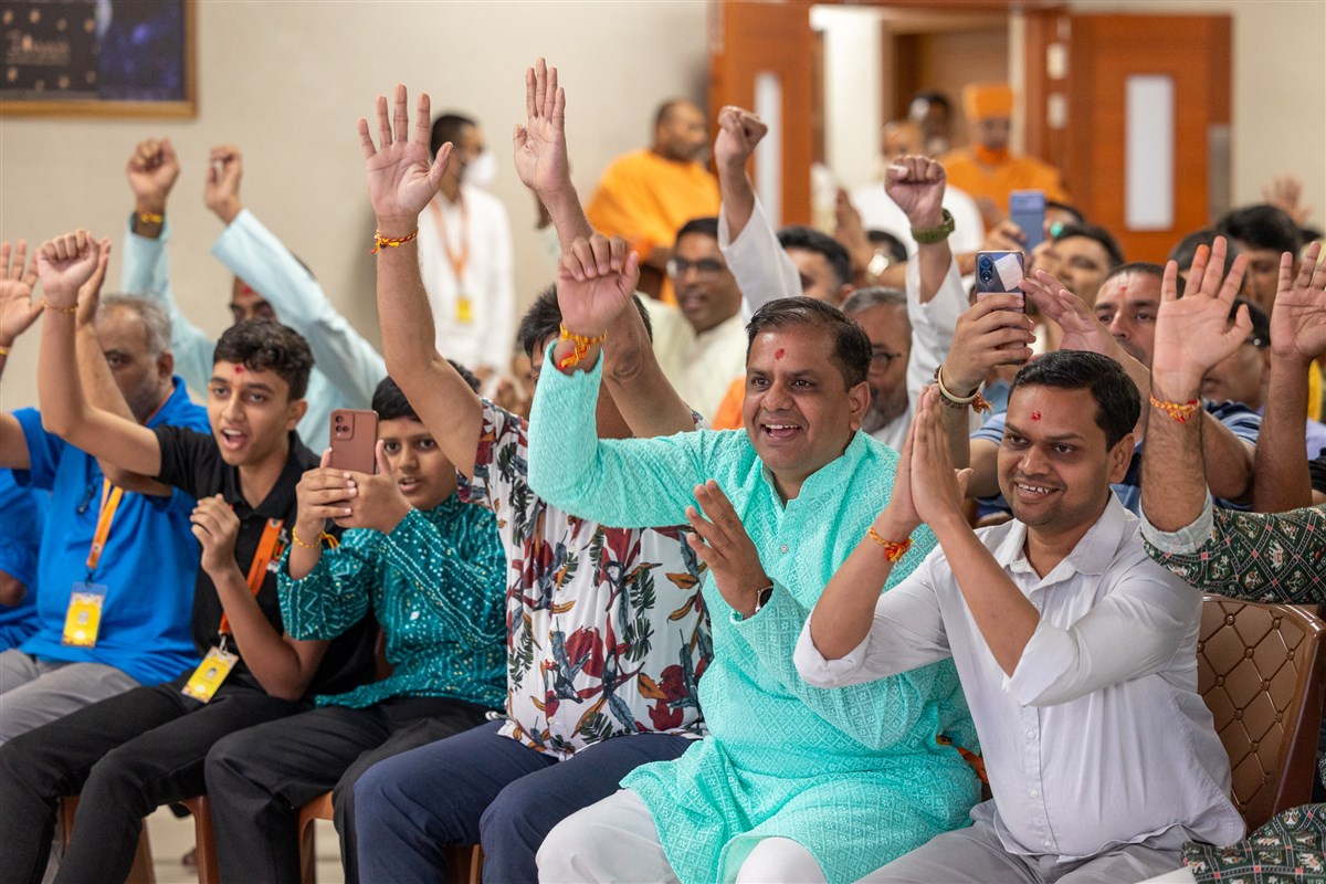Devotees doing darshan of Swamishri