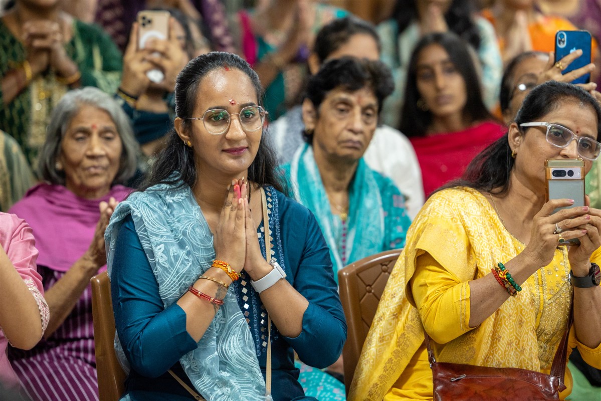 Devotees doing darshan of Swamishri