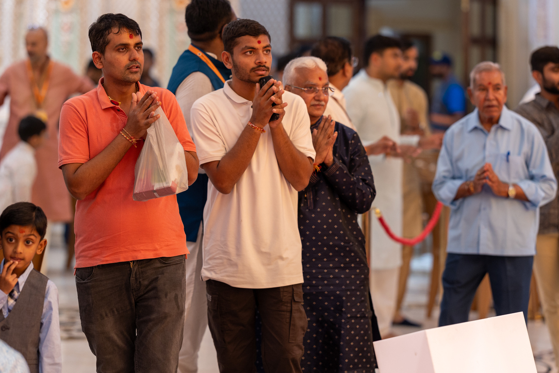 Devotees doing darshan of Thakorji