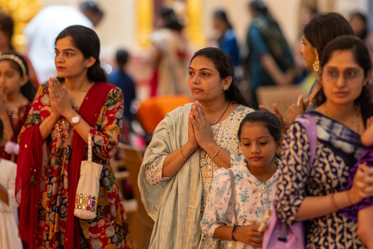 Devotees doing darshan of Thakorji