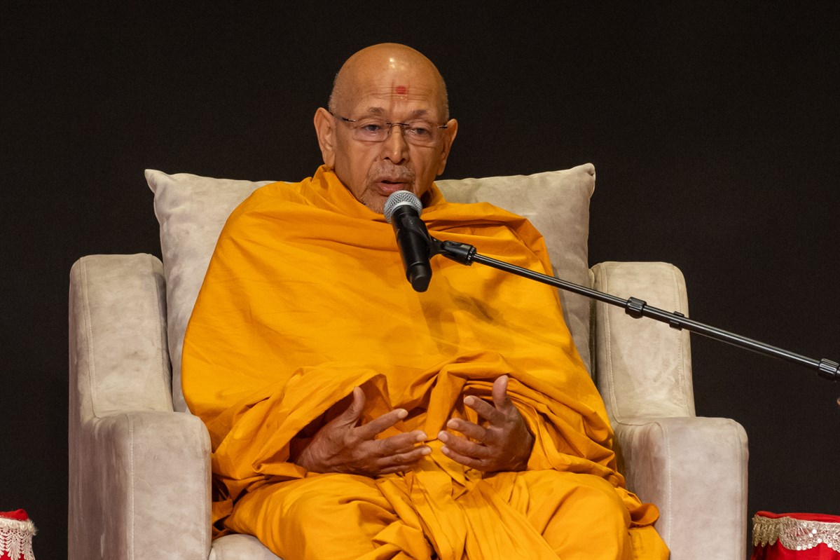 Pujya Tyagvallabh Swami addresses the assembly