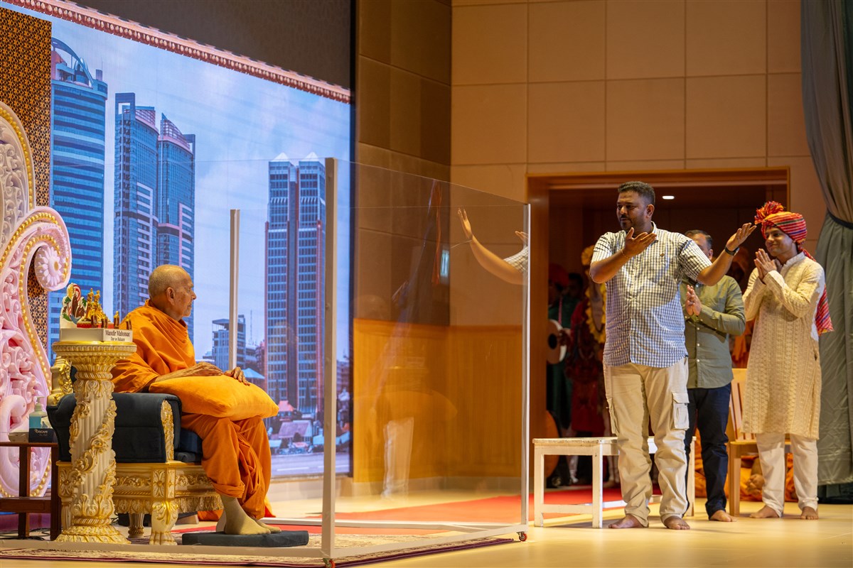 A youth presents before Swamishri