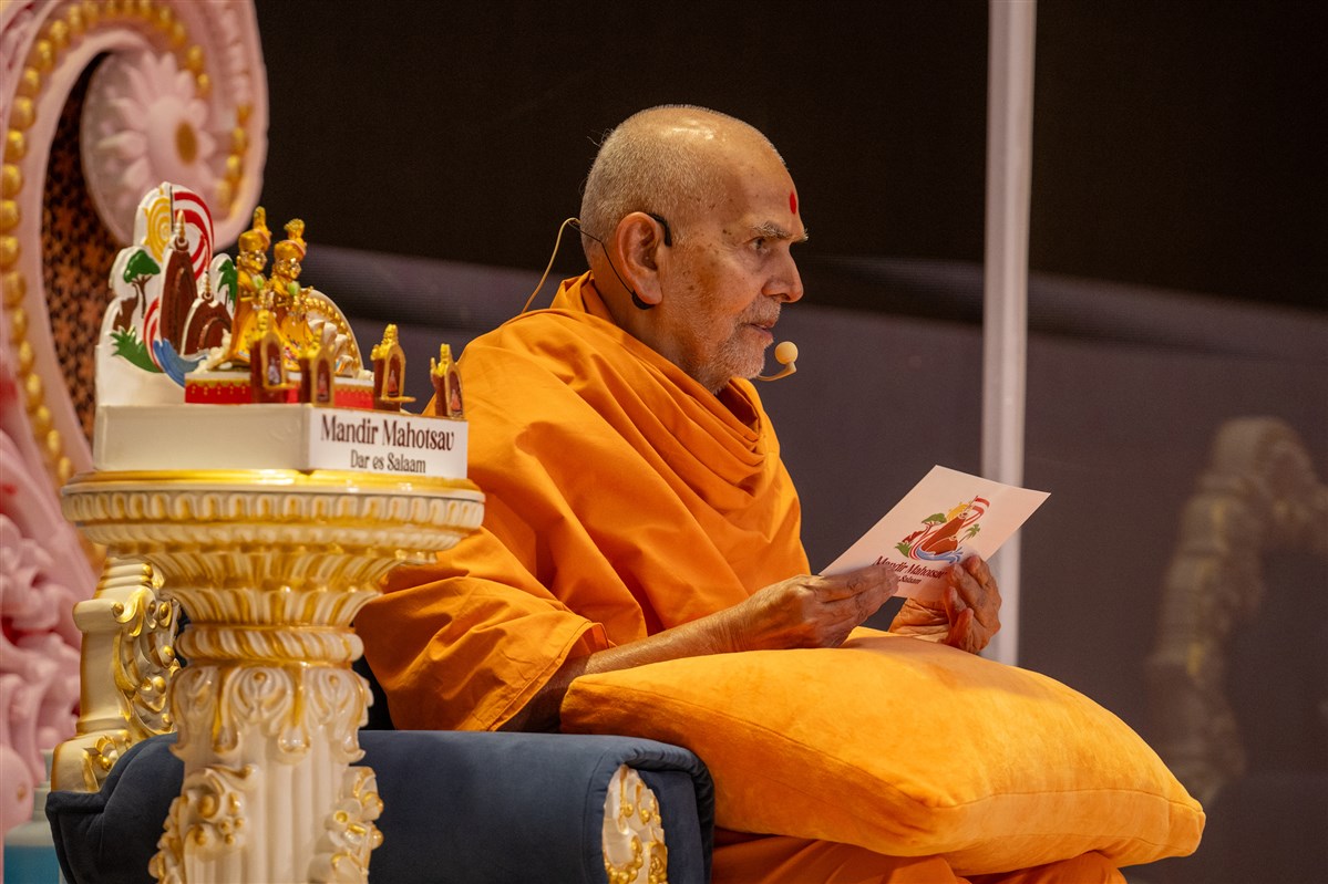 Swamishri blesses the assembly