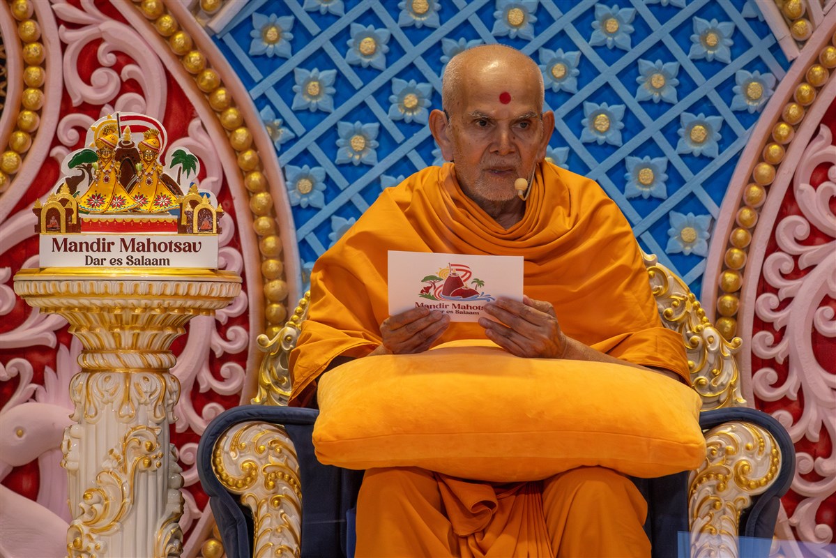 Swamishri blesses the assembly