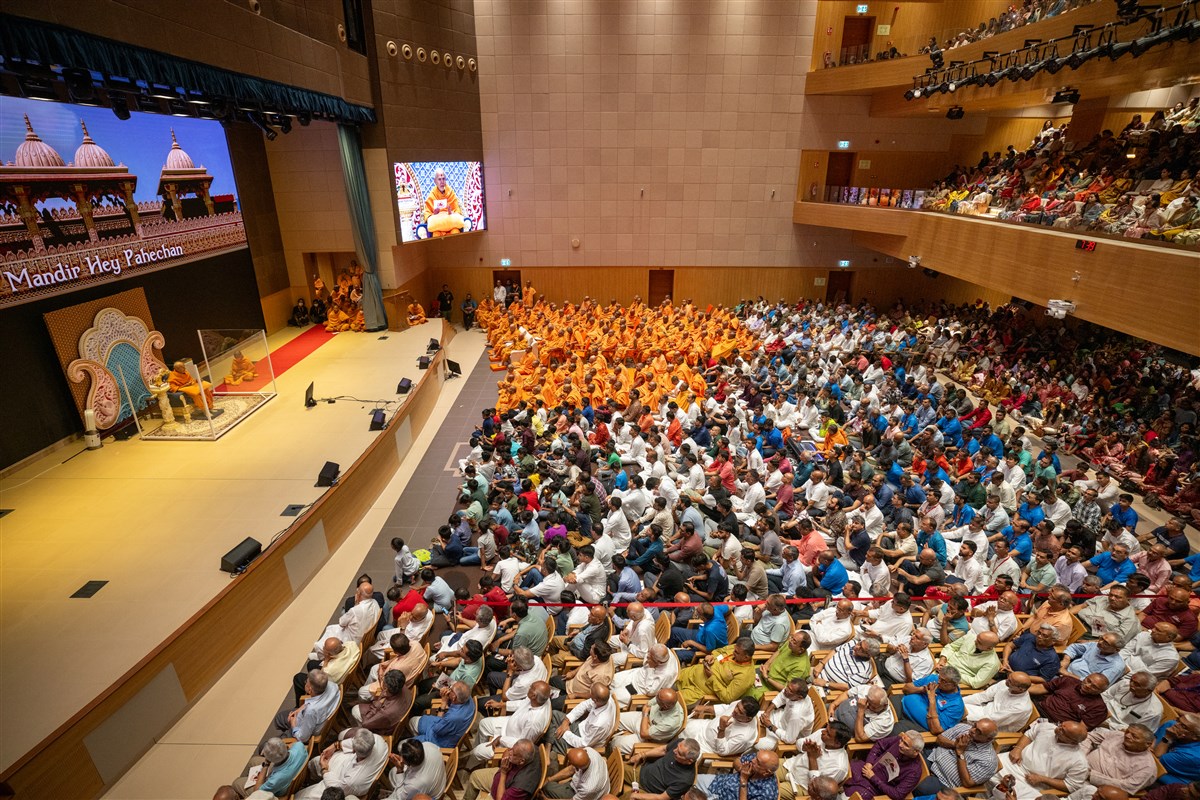 Swamis and devotees during the assembly
