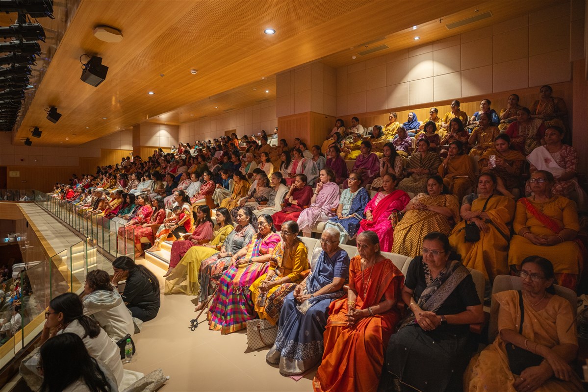 Devotees during the assembly