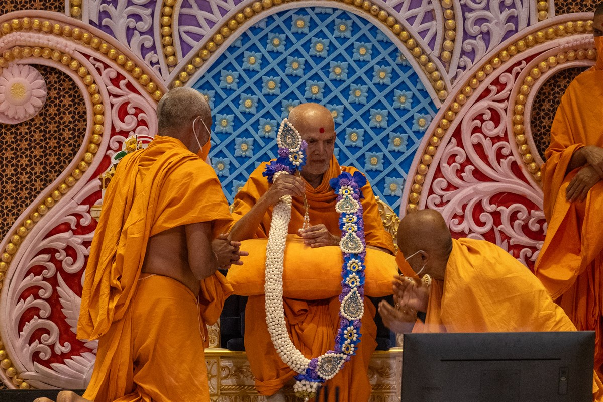 Swamis honor Swamishri with a garland
