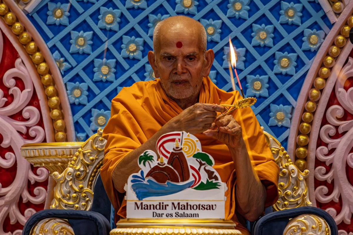 Swamishri performs the evening arti