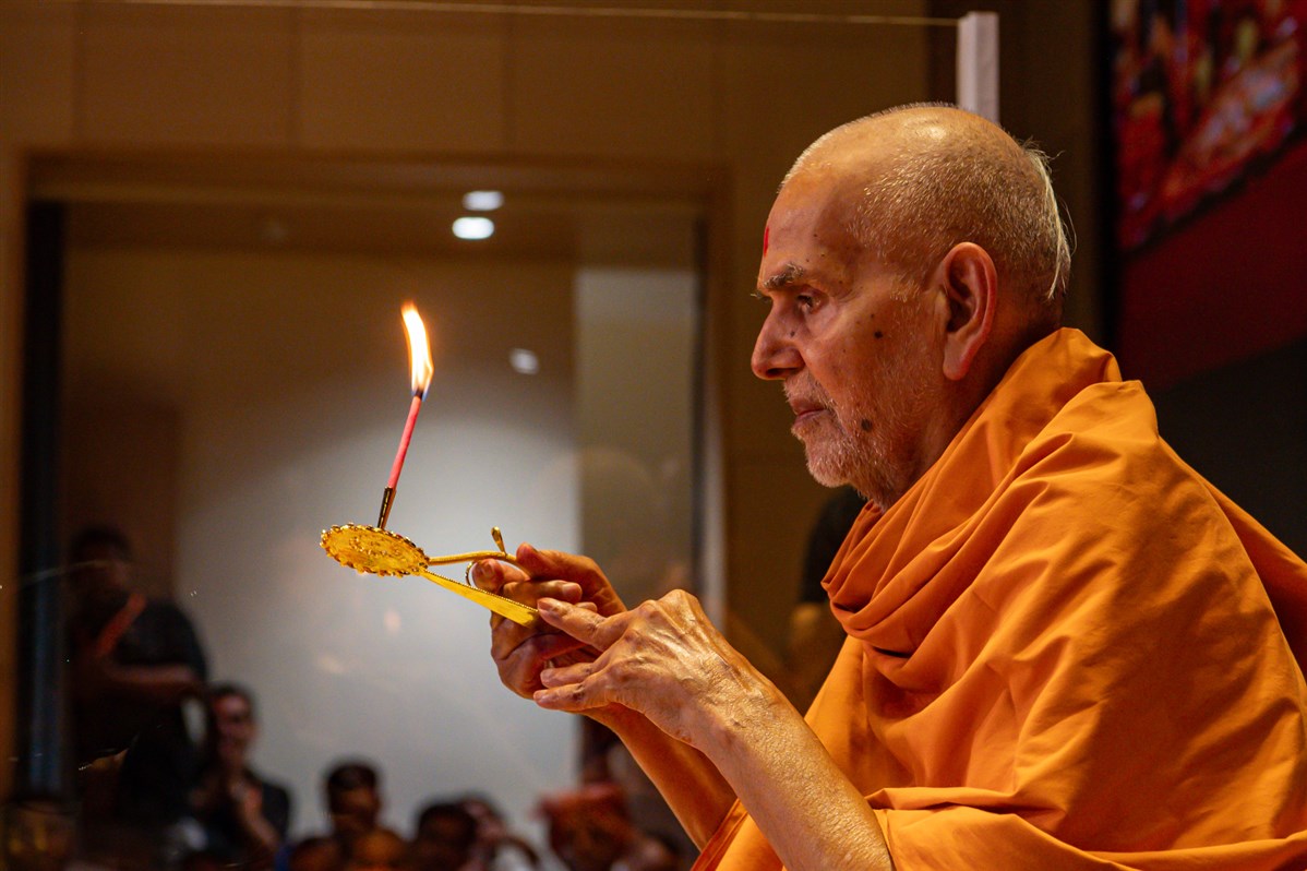 Swamishri performs the evening arti