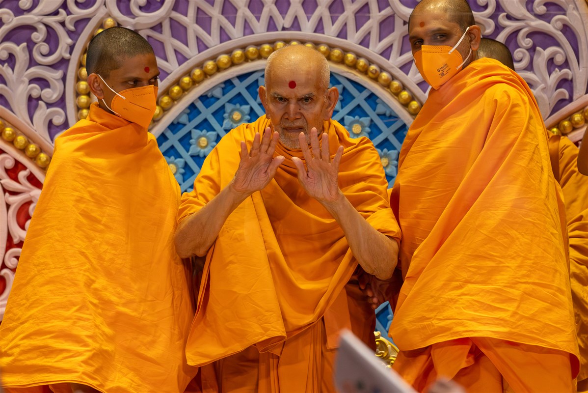Swamishri blesses all