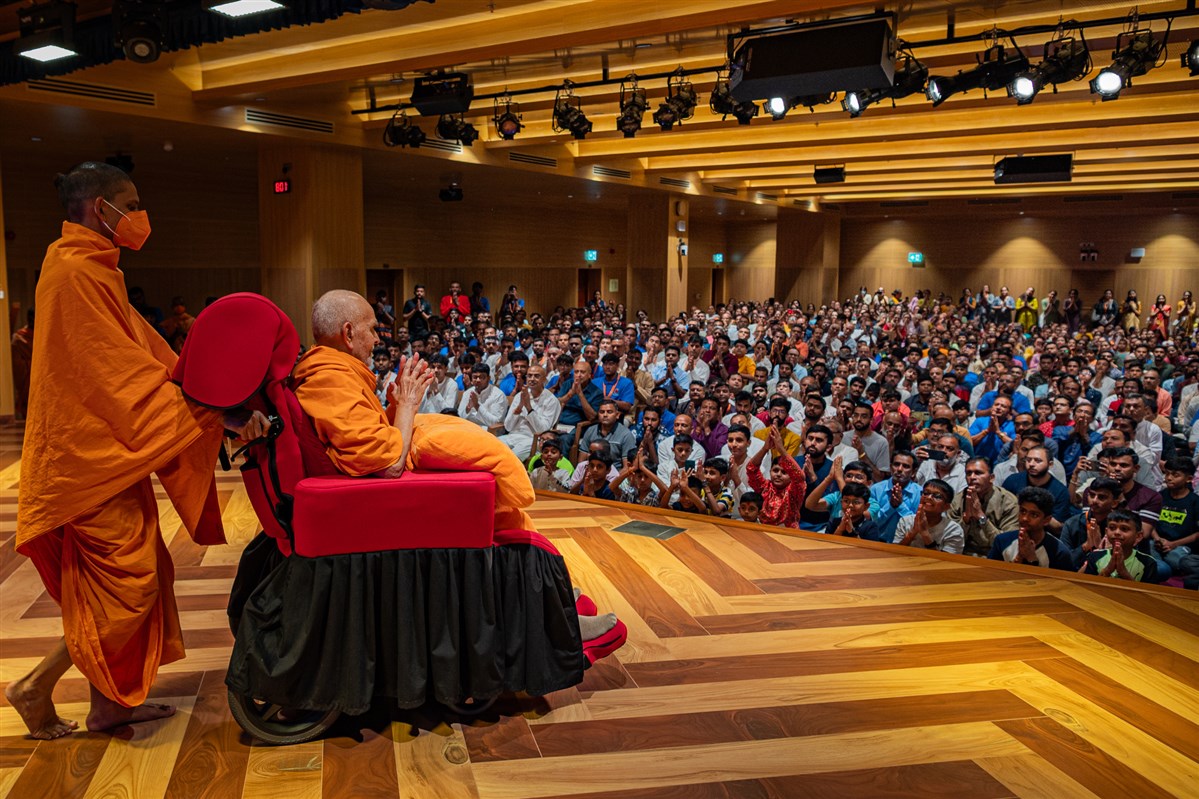 Devotees doing darshan of Swamishri