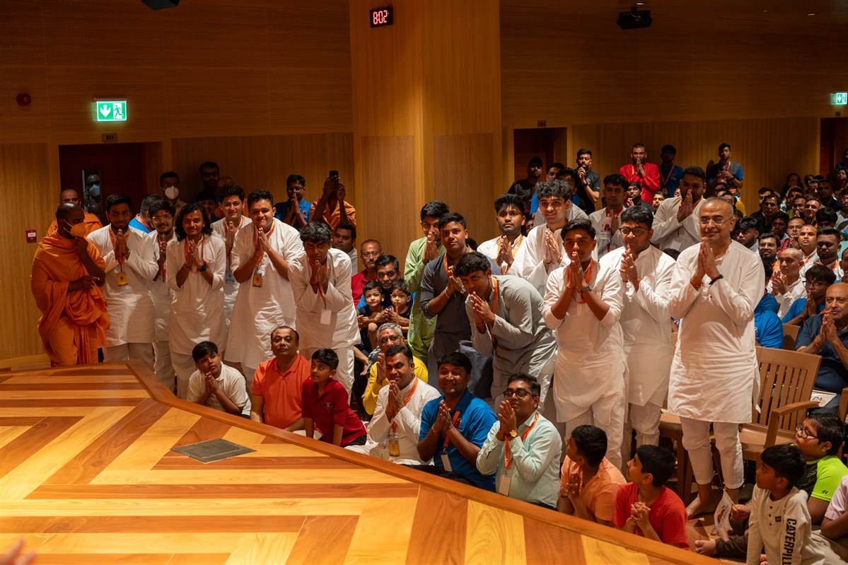Devotees doing darshan of Swamishri