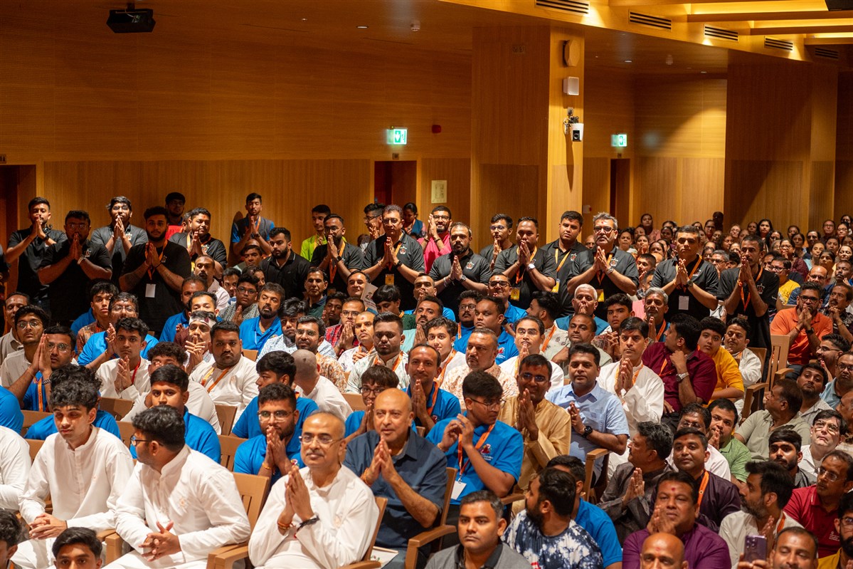 Devotees doing darshan of Swamishri