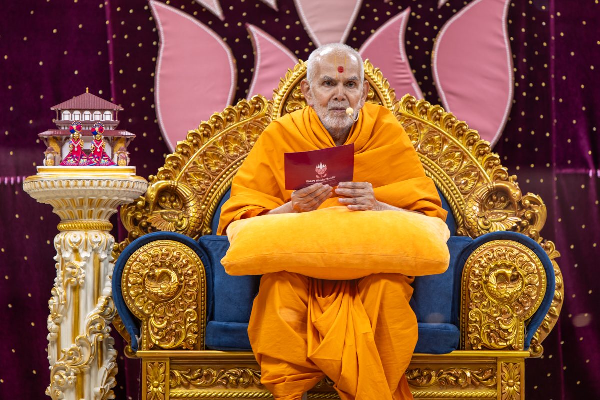 Swamishri blesses the murti-pratishtha assembly