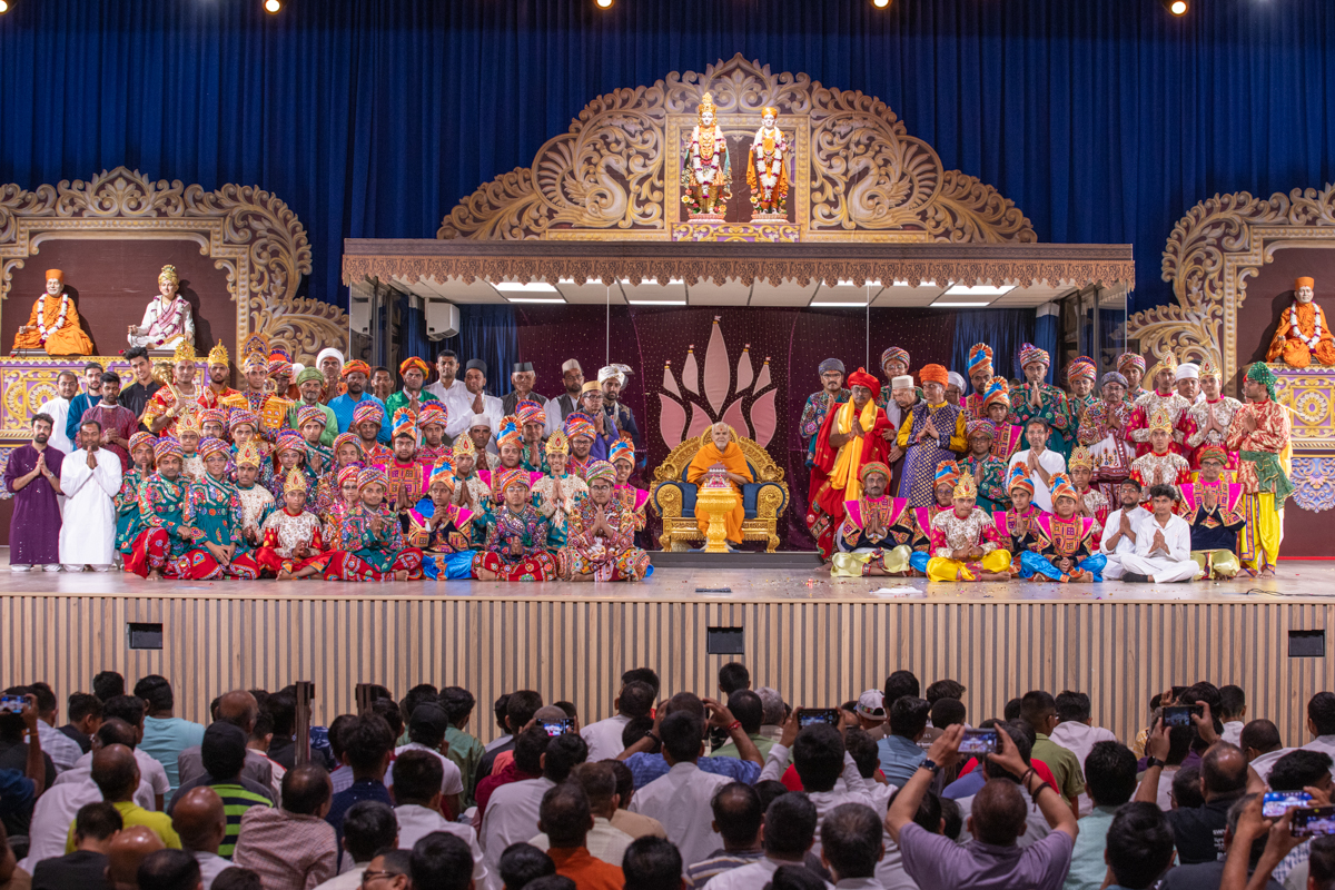 Children, youths and devotees with Swamishri. For more photos, please click <a href='https://www.baps.org/Photos/2025/Murti-Pratishtha-Assembly-32613.aspx?mid=276605' target='blank' style='text-decoration:underline; color:blue;'>here</a>