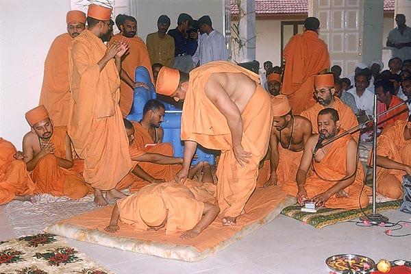  Swamishri offers prostrations to the newly consecrated murtis